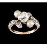 A ringGold and silver, 19th / 20th century Ring band set with 3 antique cut diamonds, the largest (