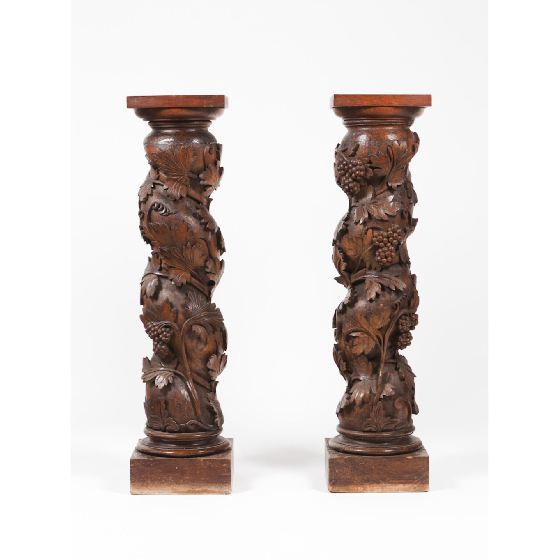 A pair of pseudo-Solomonic columnsChestnut Foliage and grapes carved decoration Portugal, 18th