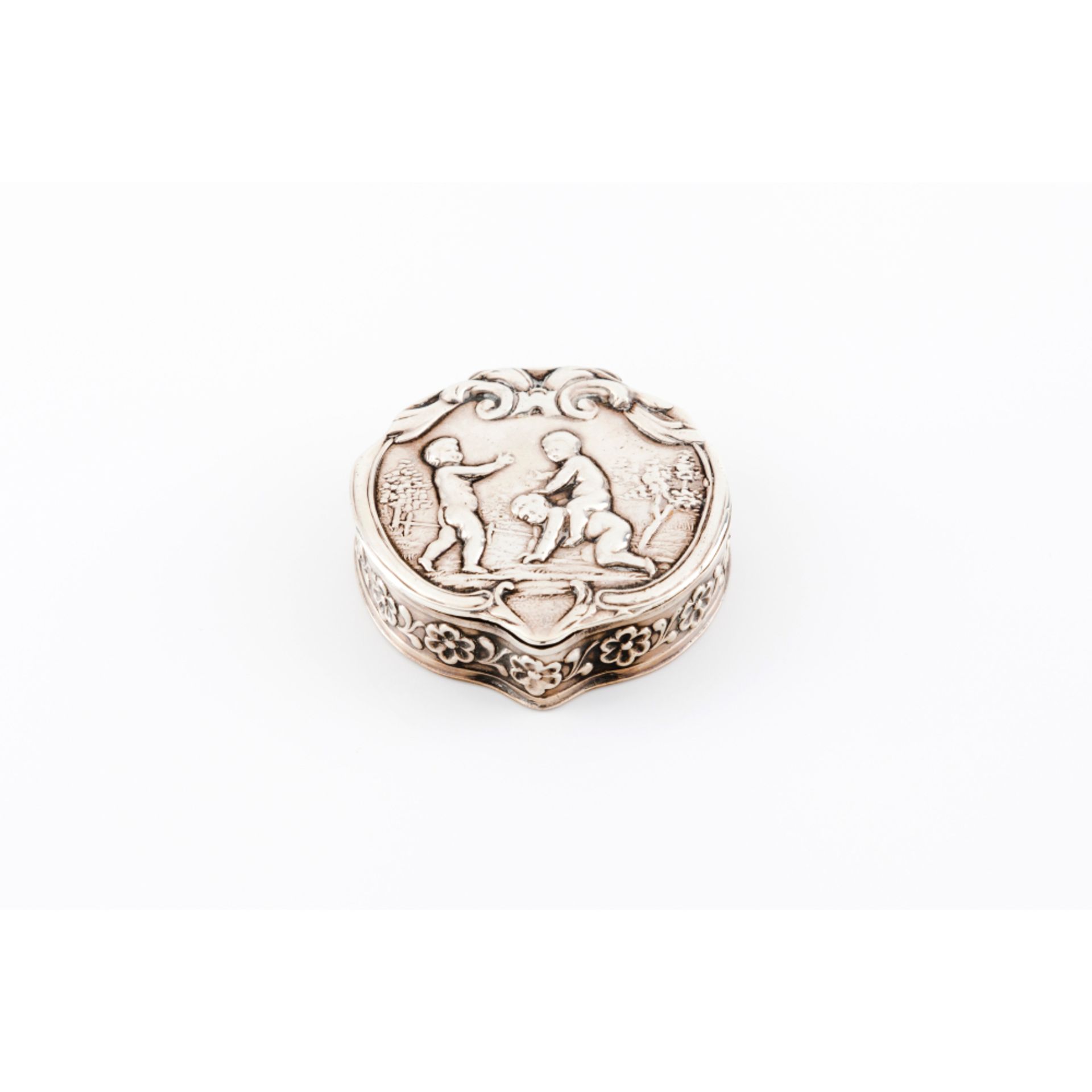 A circular boxEuropean silver Relief decoration of putti playing Hanau assay-marks1x5 cm33 gr.