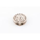 A circular boxEuropean silver Relief decoration of putti playing Hanau assay-marks1x5 cm33 gr.