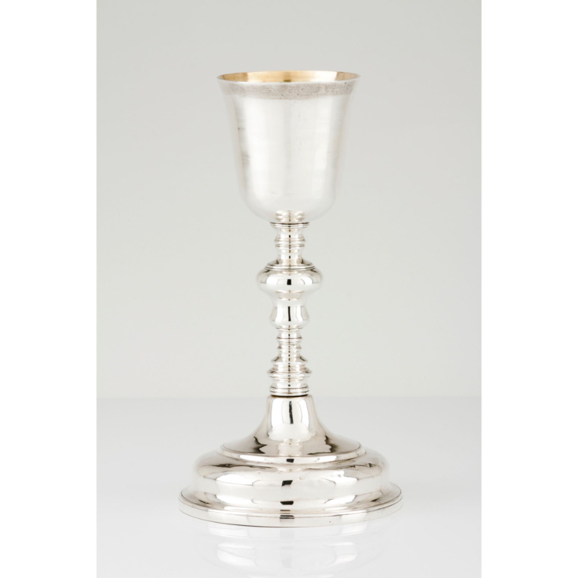 A chalice and cover[@[Notas especiais]]Portuguese silver, 19th century Turned decoration Unmarked in