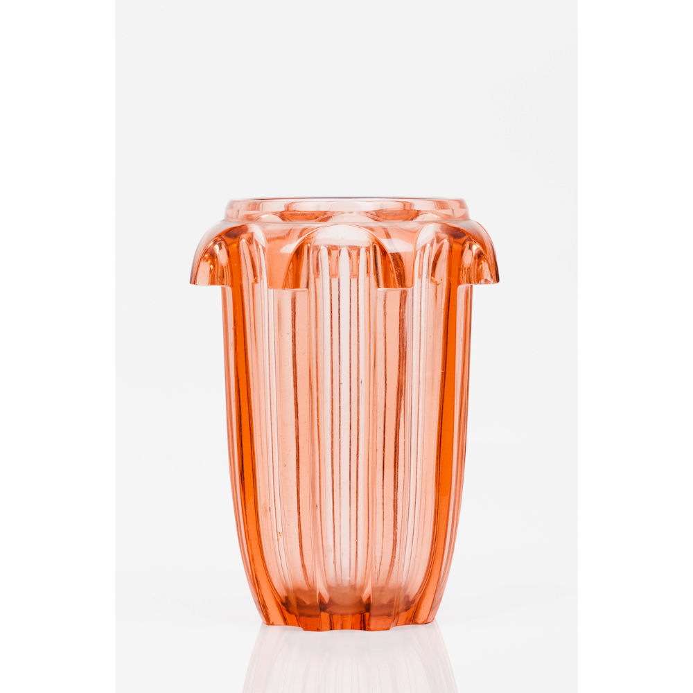 A vaseColoured moulded glass Scalloped rim (minor chips)Height: 20,5cm