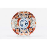 A scalloped plateJapanese porcelain Imari foliage motifs decoration 19th centuryDiam.: 22 cm