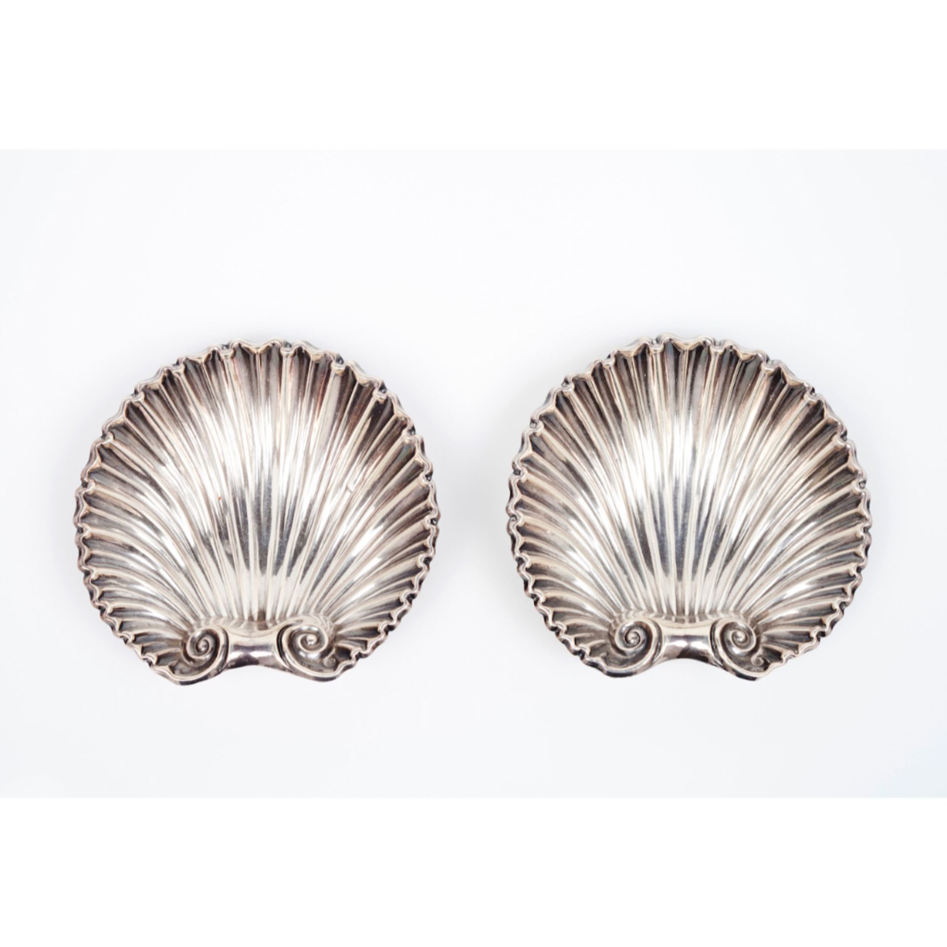 A pair of shell shaped small containersSpanish silver Engraved and repousse silver Spanish assay
