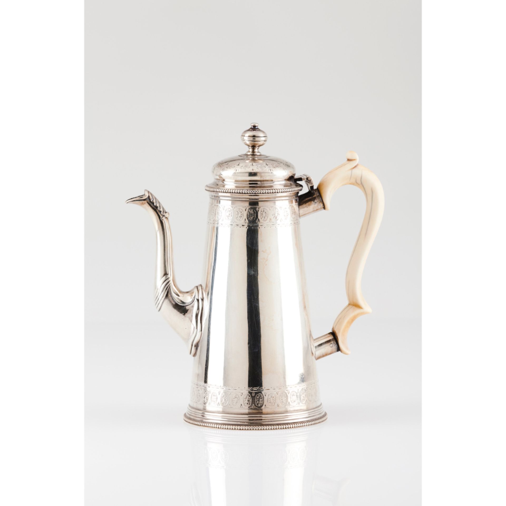 A coffee potEnglish silver, 19th century Engraved neoclassical decoration Spout of leaf finial Ivory - Bild 2 aus 2