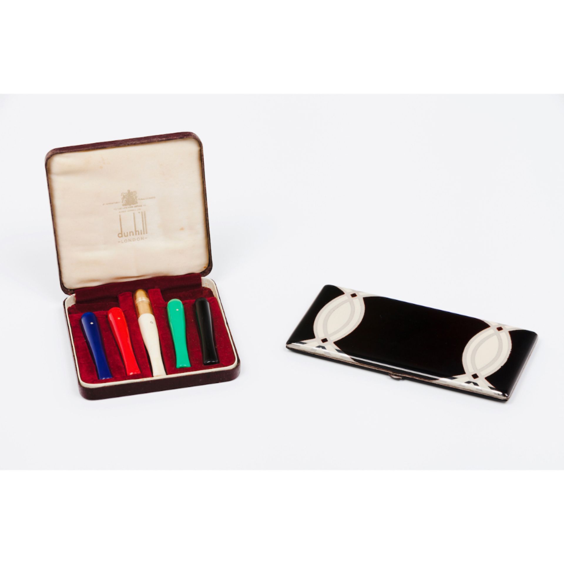 A smoking setA cased cigarette case and five cigarette holders Metal and plastic8x16,5 cm (cigarette