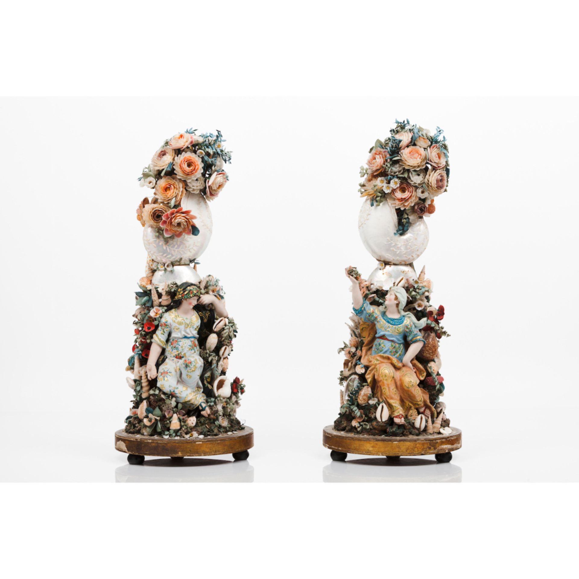 A pair of sculptural compositionsCarved, polychrome and gilt wooden sculptures In a composition of - Bild 2 aus 4