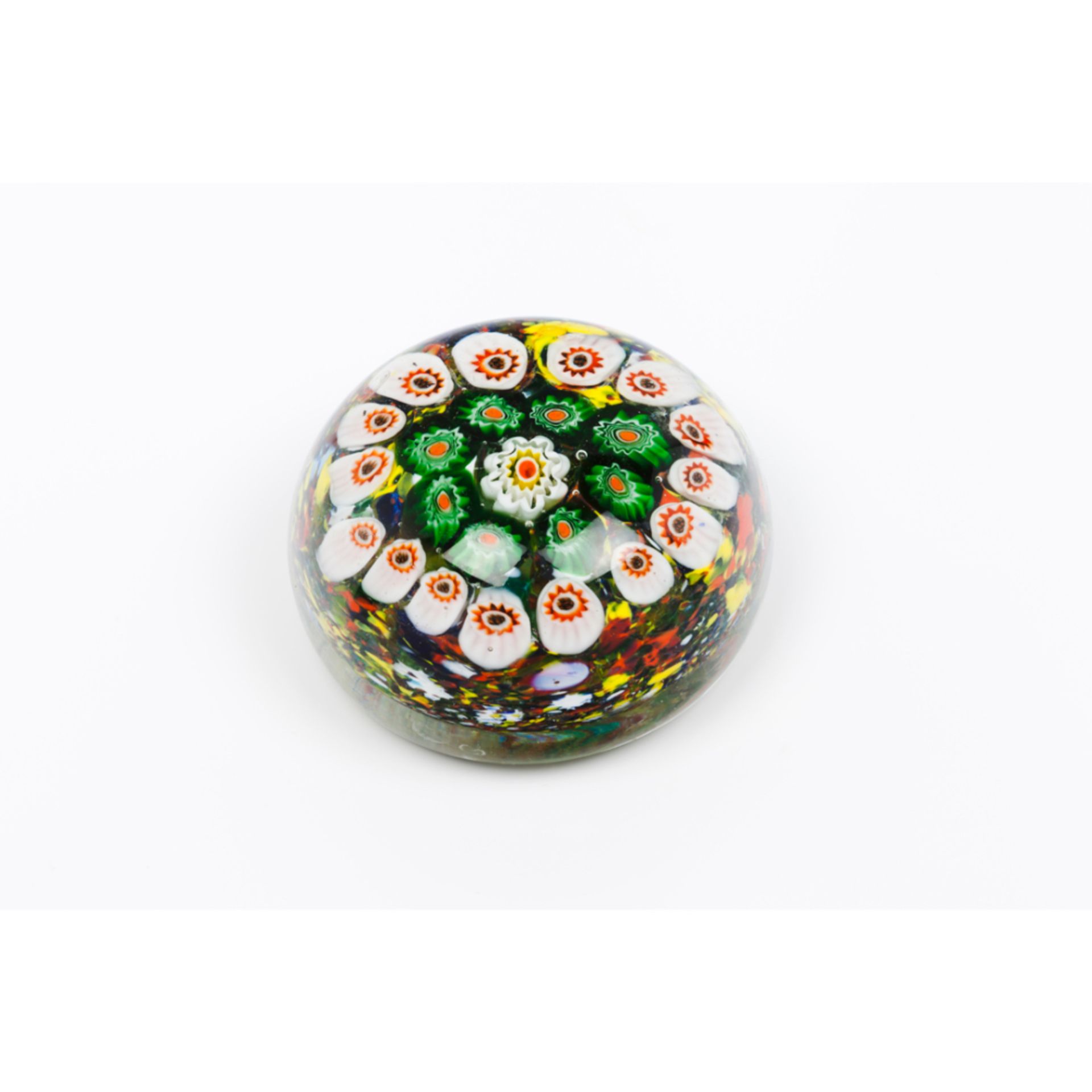 A paperweightGlass paste Inner "millefiori" decoration 20th centuryDiam.: 7,5 cm