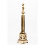 A column lampYellow metal Fluted shaft Square base of garland reliefs decoration Height: 86,5 cm