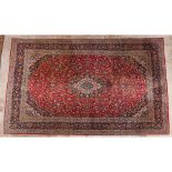 A Kashan rug, IrãoIn wool and cotton Floral design in shades of bordeaux, blue, green and beige