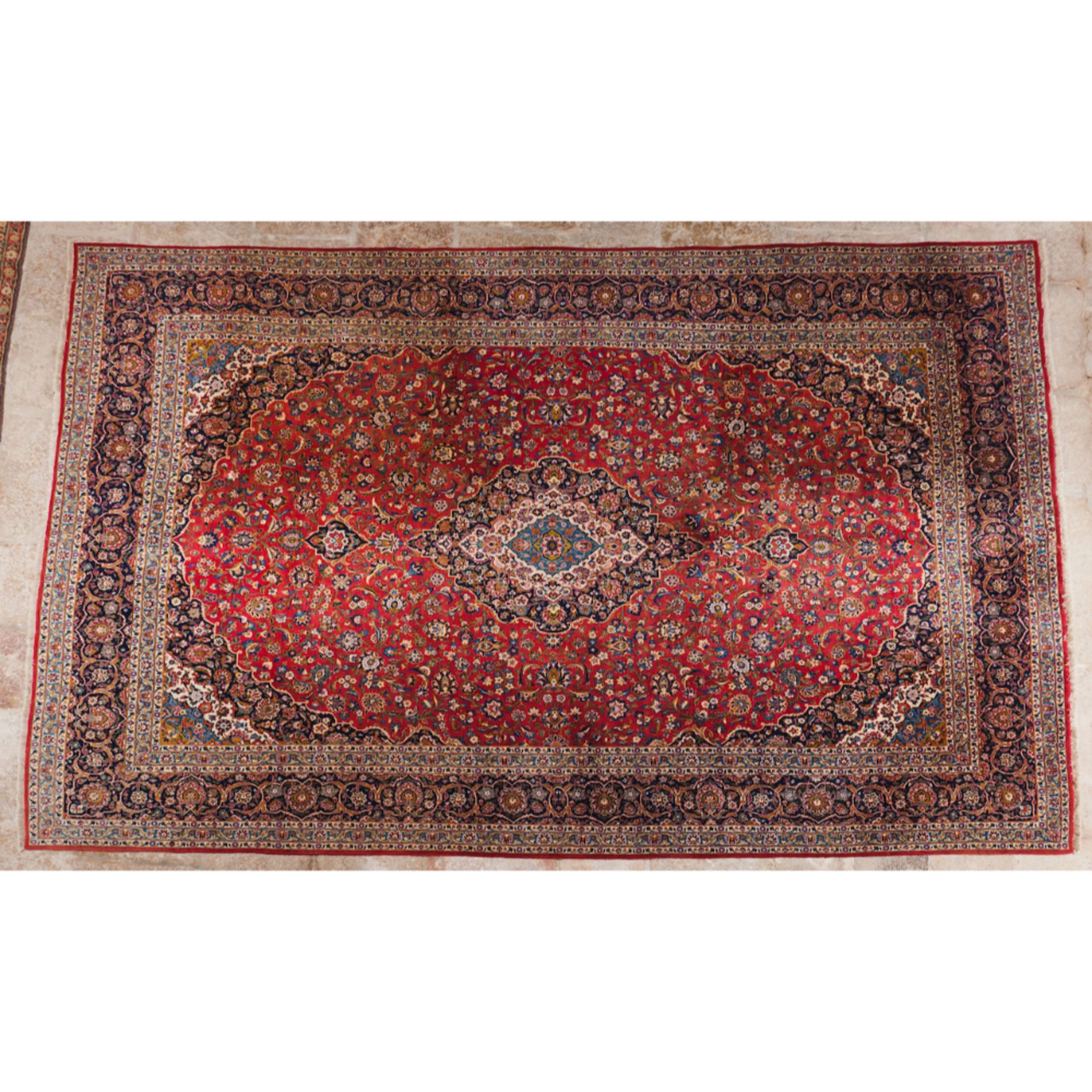 A Kashan rug, IrãoIn wool and cotton Floral design in shades of bordeaux, blue, green and beige