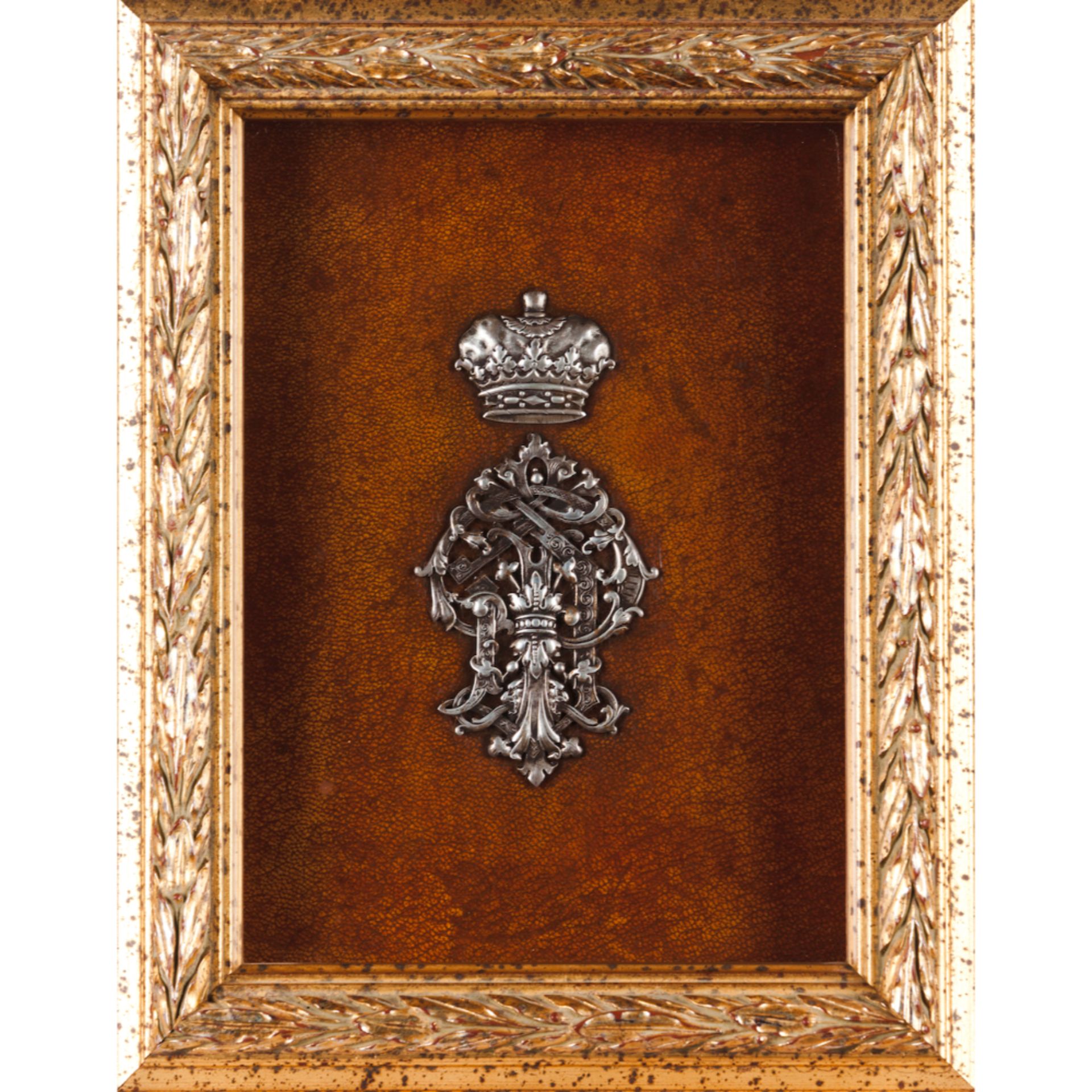 An applied elementSilver on leather Interlaced "DP" monogram topped by ducal coronet28x21,5 cm