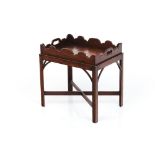 A small tea tableIn mahogany 20th century (losses and faults)42x42x31,5 cm