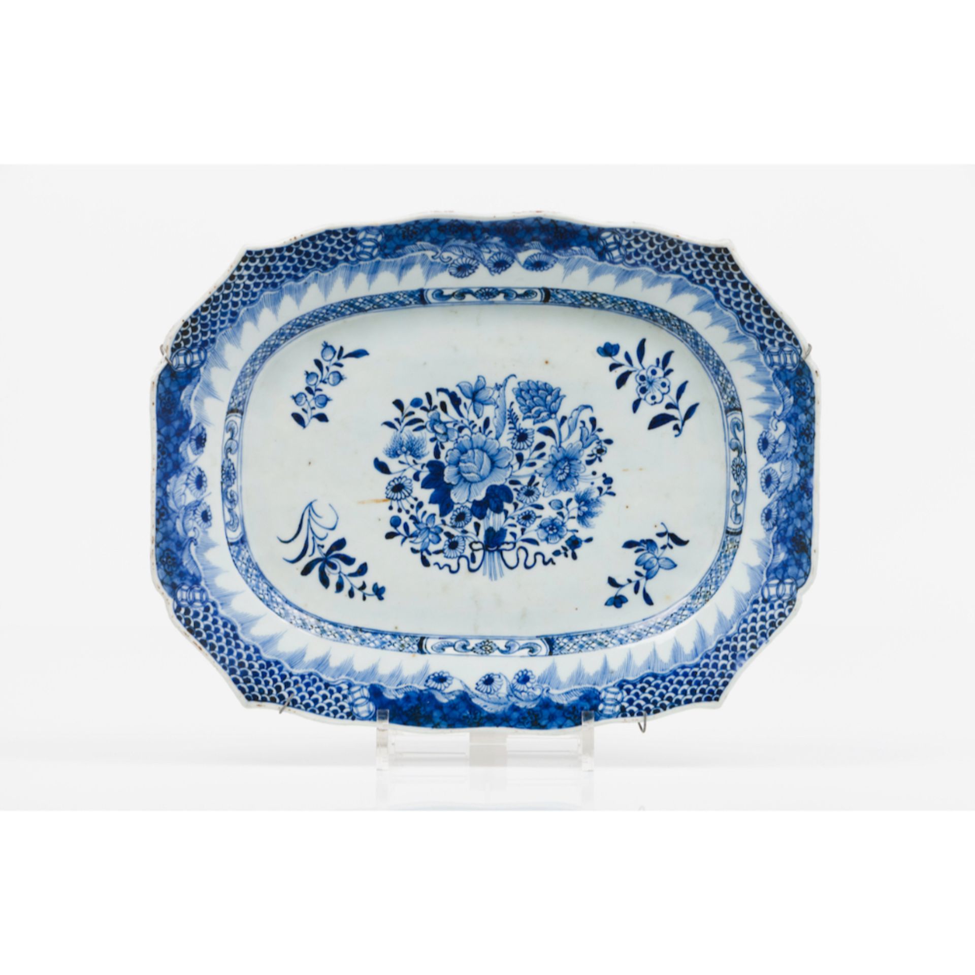 A pair of scalloped serving plattersChinese export porcelain Floral blue and white decoration - Bild 2 aus 2