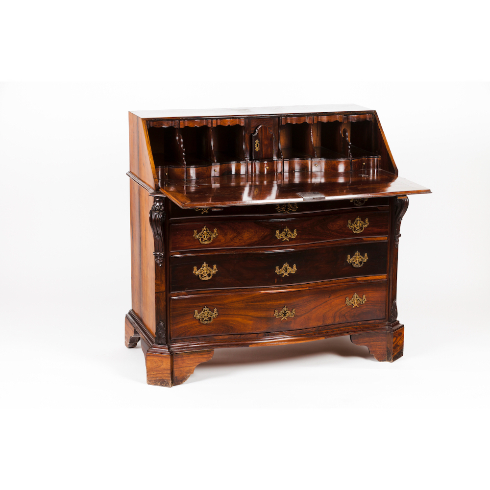 A D.José / D.Maria bureauRosewood Four long drawers and inner drawers and pigeon holes Yellow