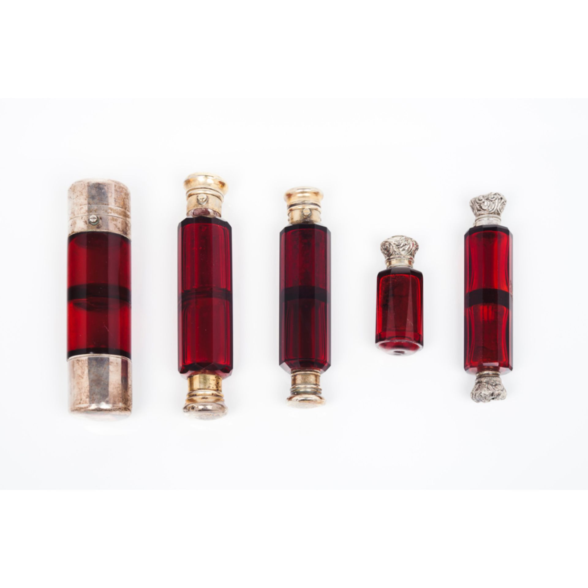 A set of five perfume bottles with stoppersRed faceted glass Silver and metal stoppers 19th - Bild 2 aus 2