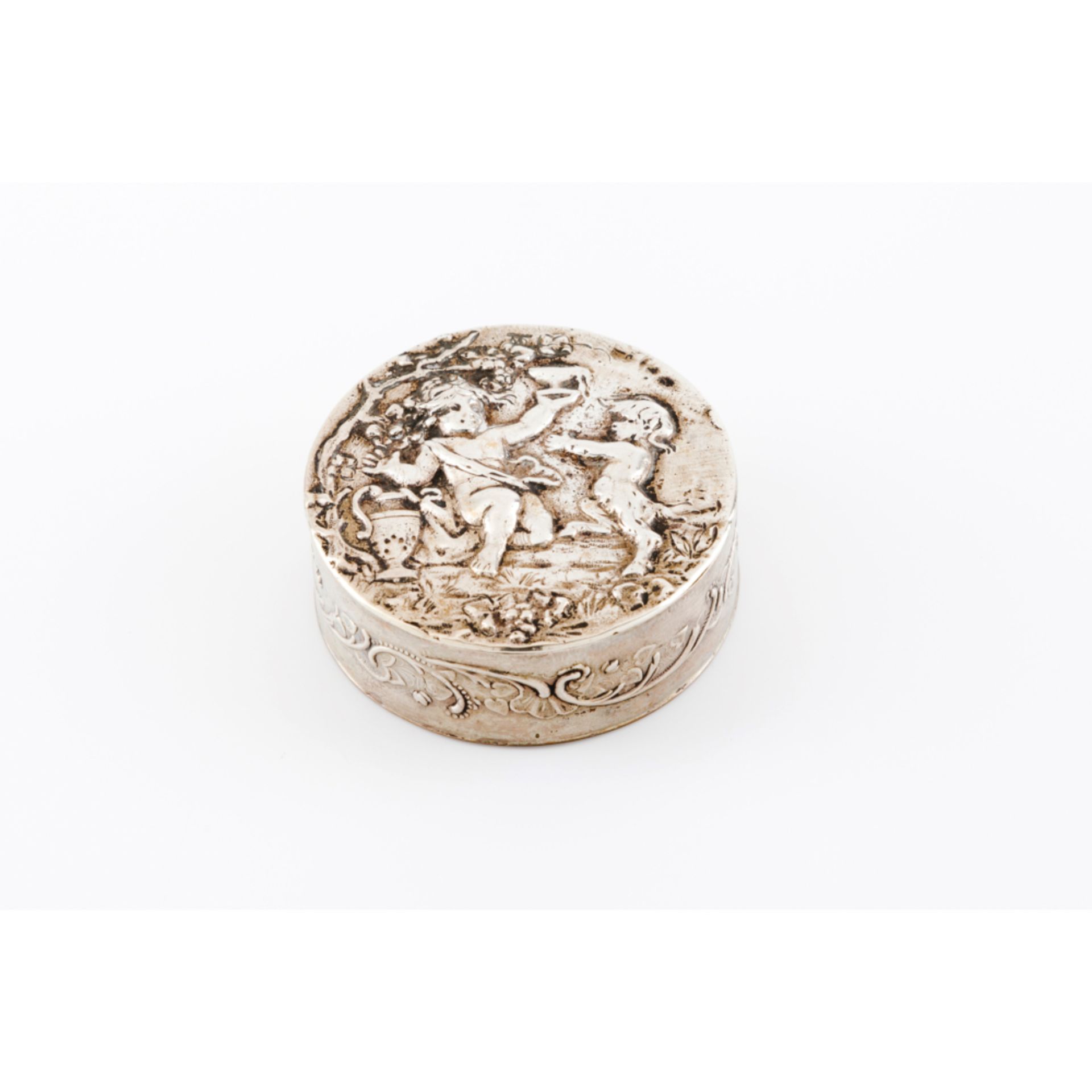 A circular boxGerman silver, 800/1000 Putti reliefs decoration2x5,5 cm45 gr.