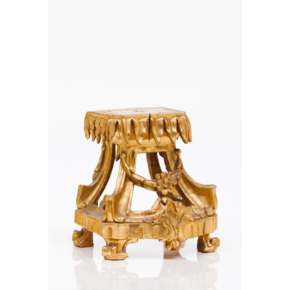 A D.José/D.Maria bracketCarved and gilt wood Portugal, 18th century (losses and faults) 14x13x12 cm