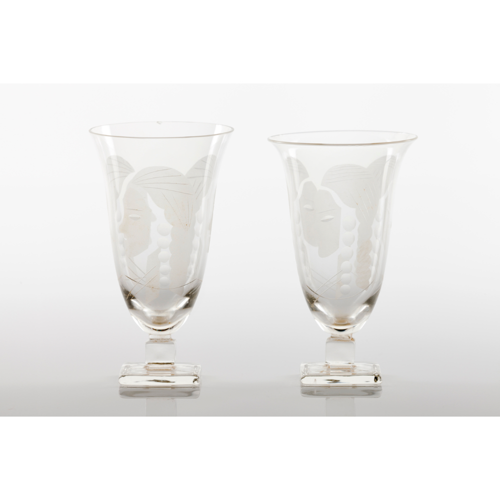 A pair of footed drinking glassesGlass Engraved decoration of female bustsHeight: 11,5cm