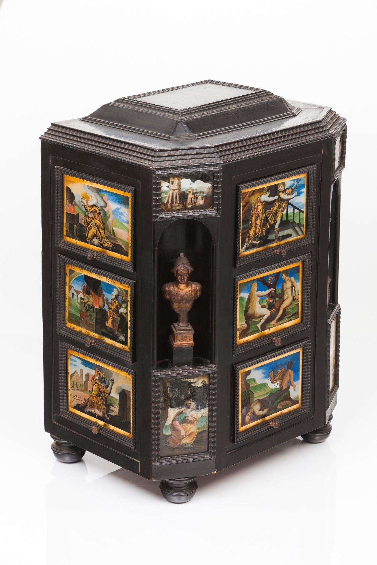 A small Renaissance style  cabinet - Bild 2 aus 3