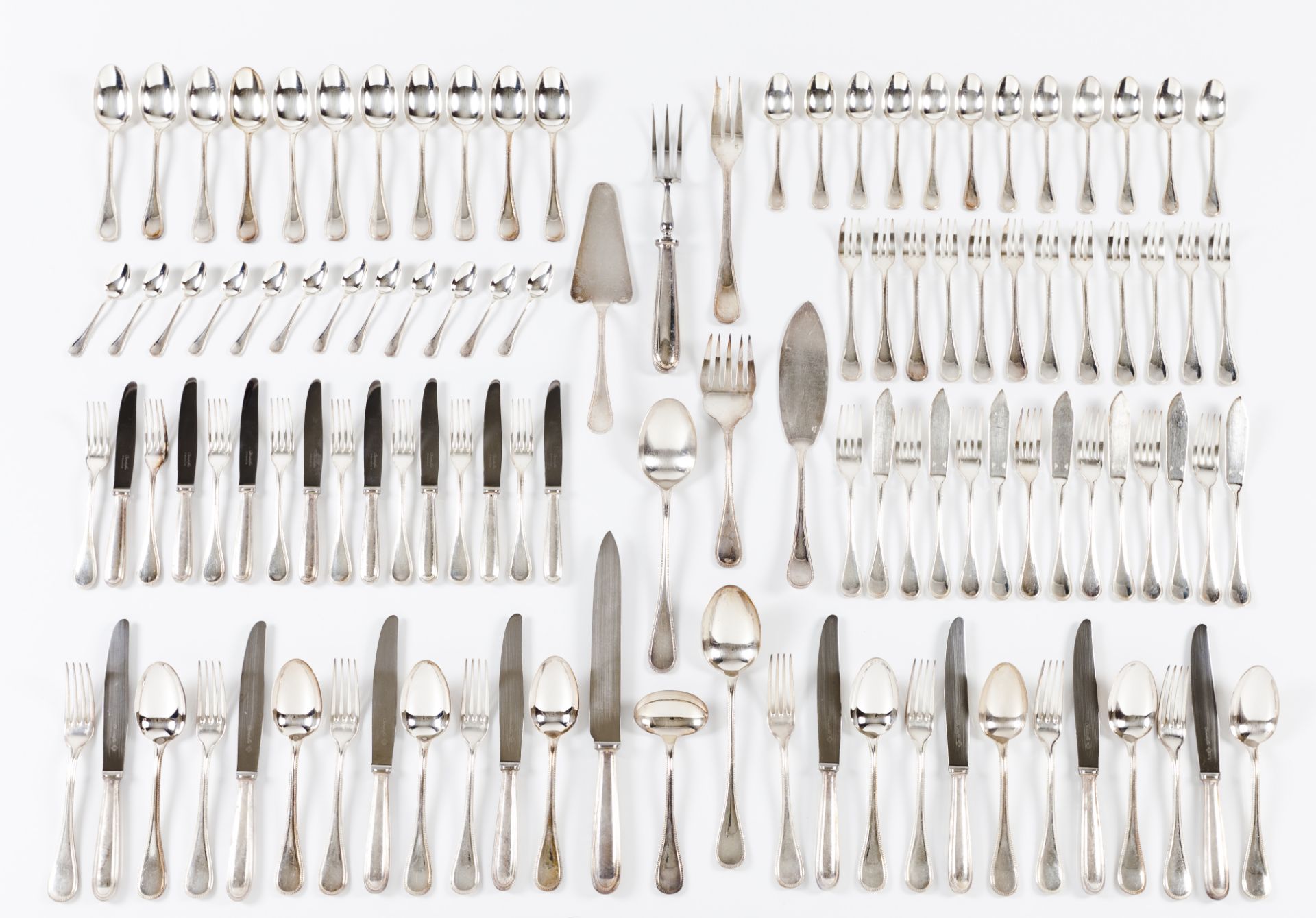 A 12 covers cutlery set