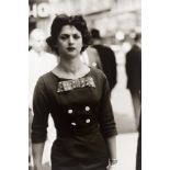 Diane Arbus. „Woman in a Bow Dress, N.Y.C.“. 1956