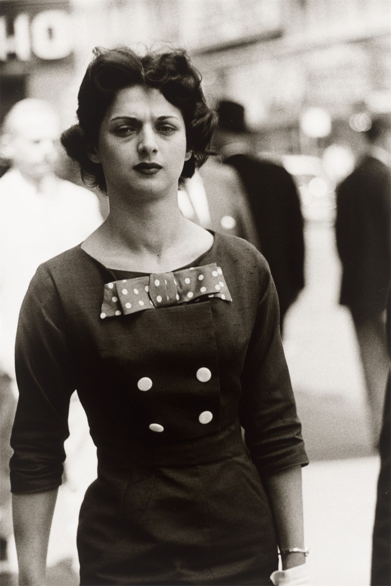 Diane Arbus. „Woman in a Bow Dress, N.Y.C.“. 1956