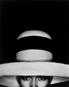 Greg Gorman. „Grace Jones in Hat, Los Angeles“. 1991