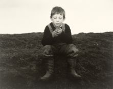 Chris Killip. „Rocker and a toad, Seacoal Camp, Lynemouth“. 1983