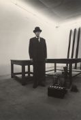 Christian Skrein. „Mit Filzanzug und elektrisierender linker Hand, Joseph Beuys 1968, Galerie St.….