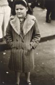 Diane Arbus. „Girl in a Storm Coat, N.Y.C.“. 1960