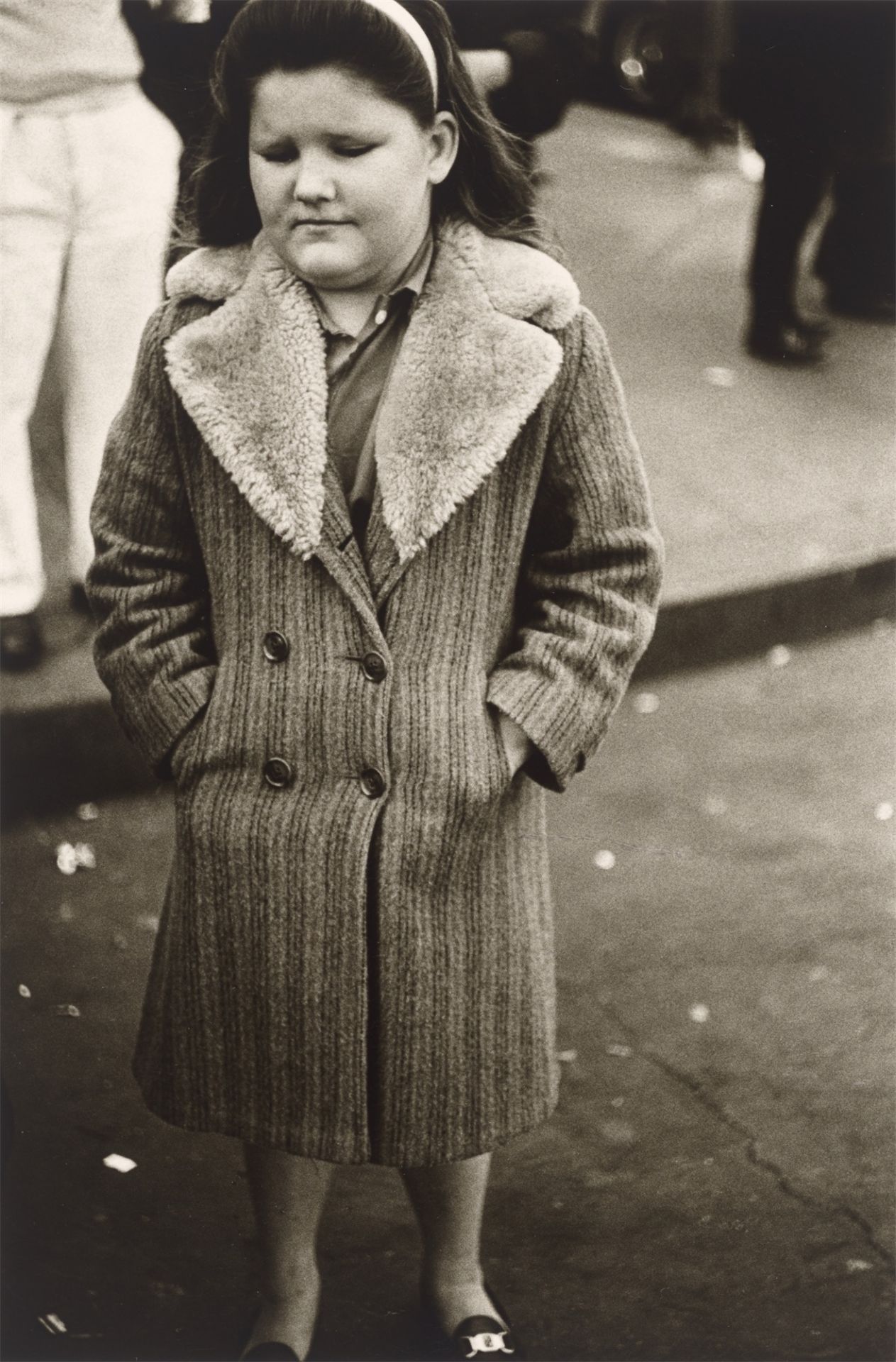 Diane Arbus. „Girl in a Storm Coat, N.Y.C.“. 1960