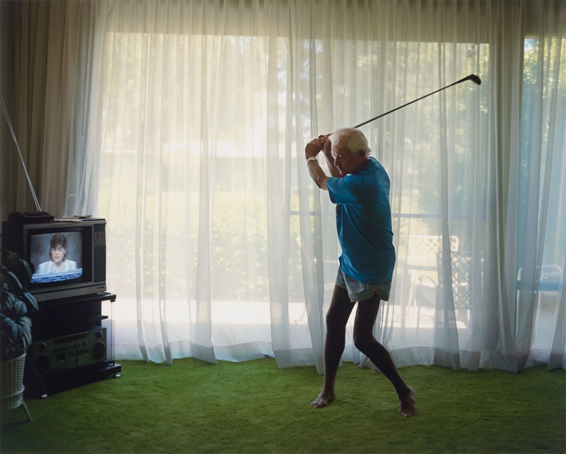 Larry Sultan. Practicing Golf Swing, aus der Serie „Pictures from Home“, 1983–1992. 1986