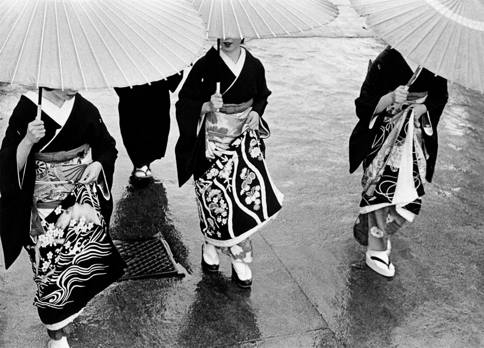 Kiichi Asano. „A Rainy Commencement Ceremony“, aus der Serie „The Gion Quarter“. 1953