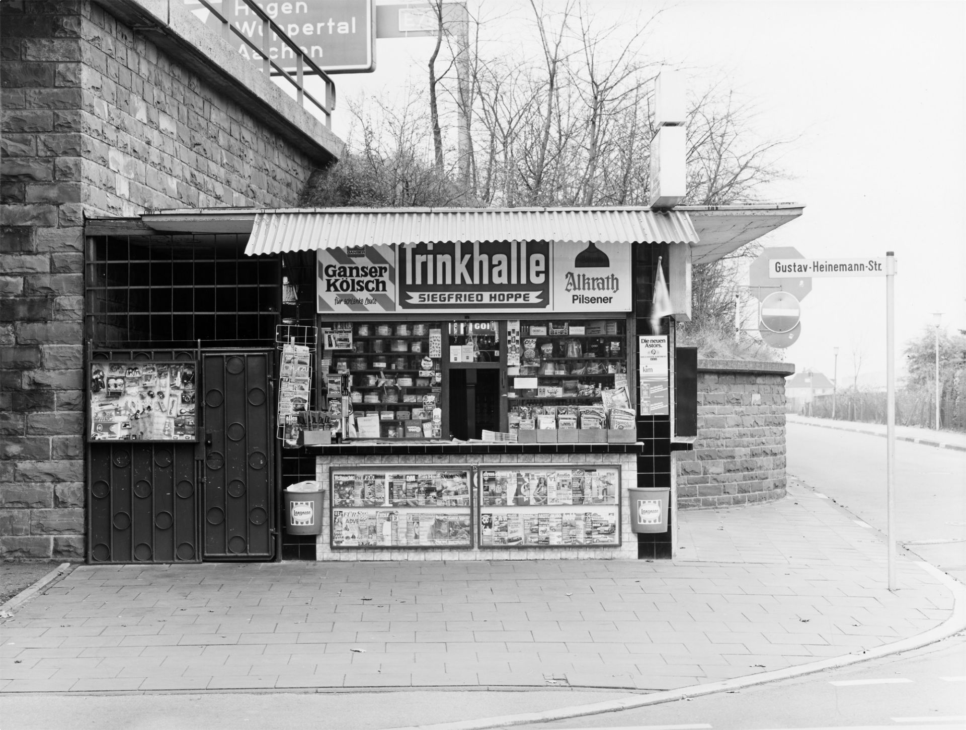 Tata Ronkholz. Leverkusen, Gustav-Heinemann-Strasse, aus der Serie „Trinkhallen“, 1977–1984. 1979