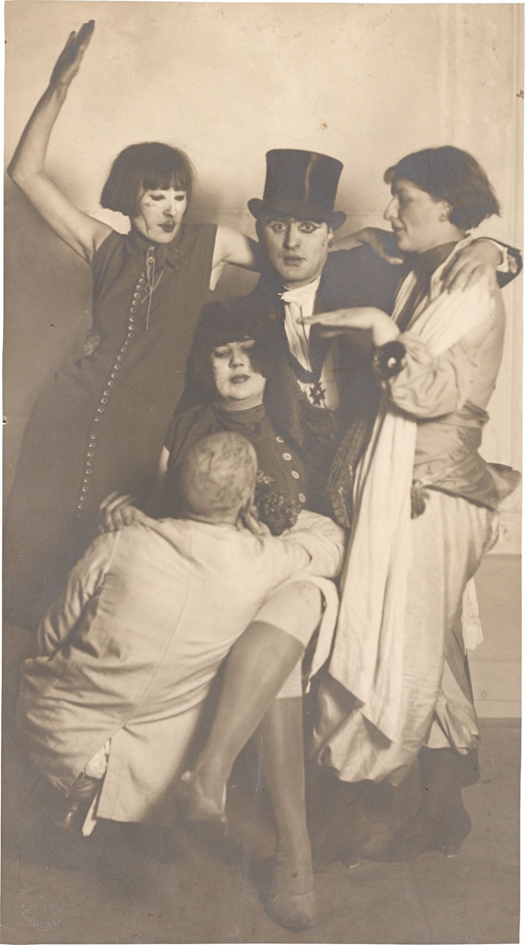 August Sander. Mamukuba im Zoo [v.l.n.r.] Agnes Arntz, Jankel Adler, Frau Grobel, Marta Hegem…. 1926