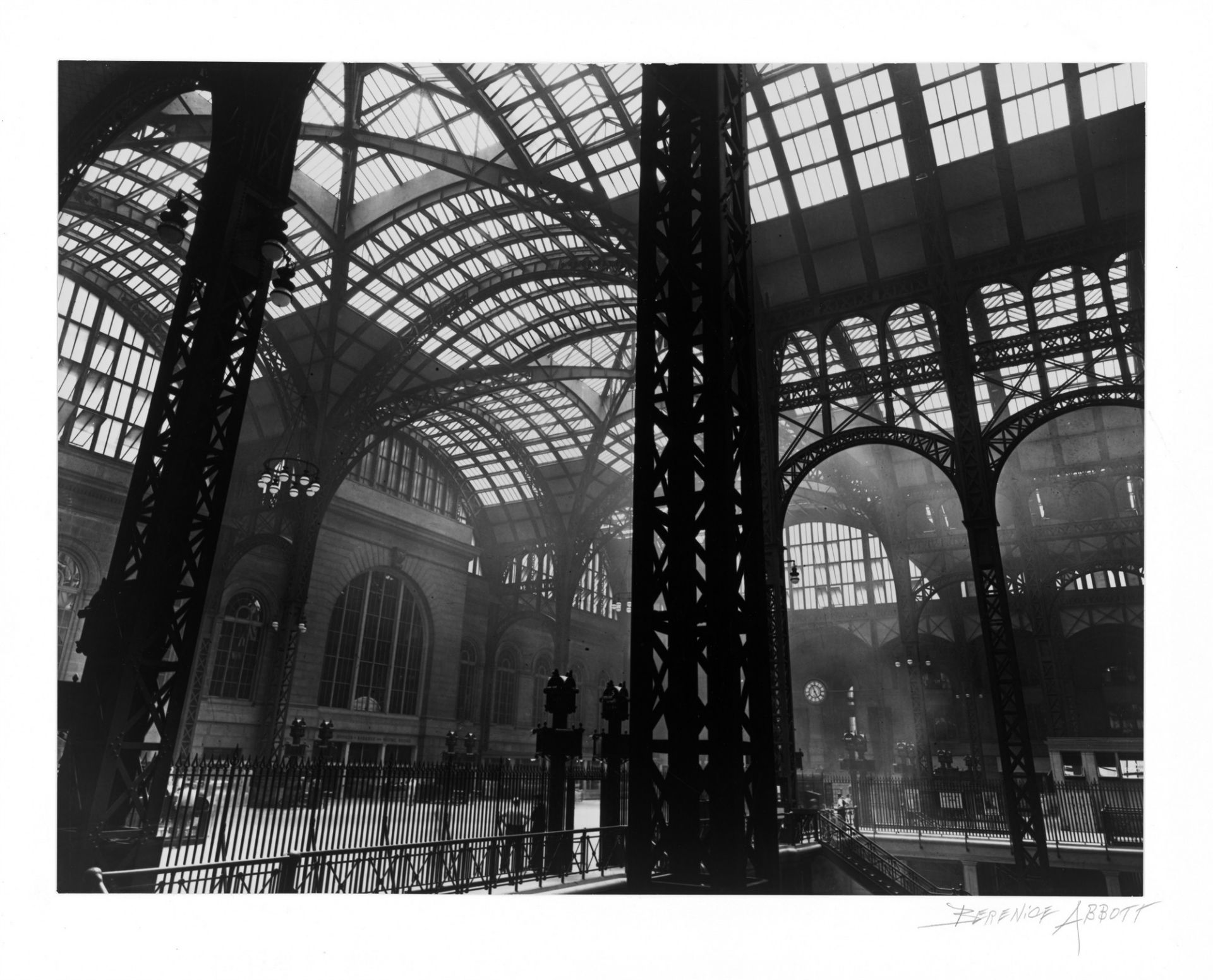 Berenice Abbott. Pennsylvania Station Interior, Manhattan, New York City, July 14. 1936 - Bild 2 aus 4