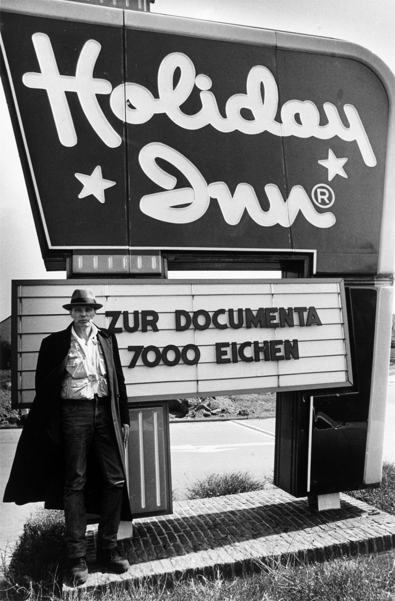 Dieter Schwerdtle. Joseph Beuys – Aktion 7000 Eichen für die documenta 7 in Kassel. 1982