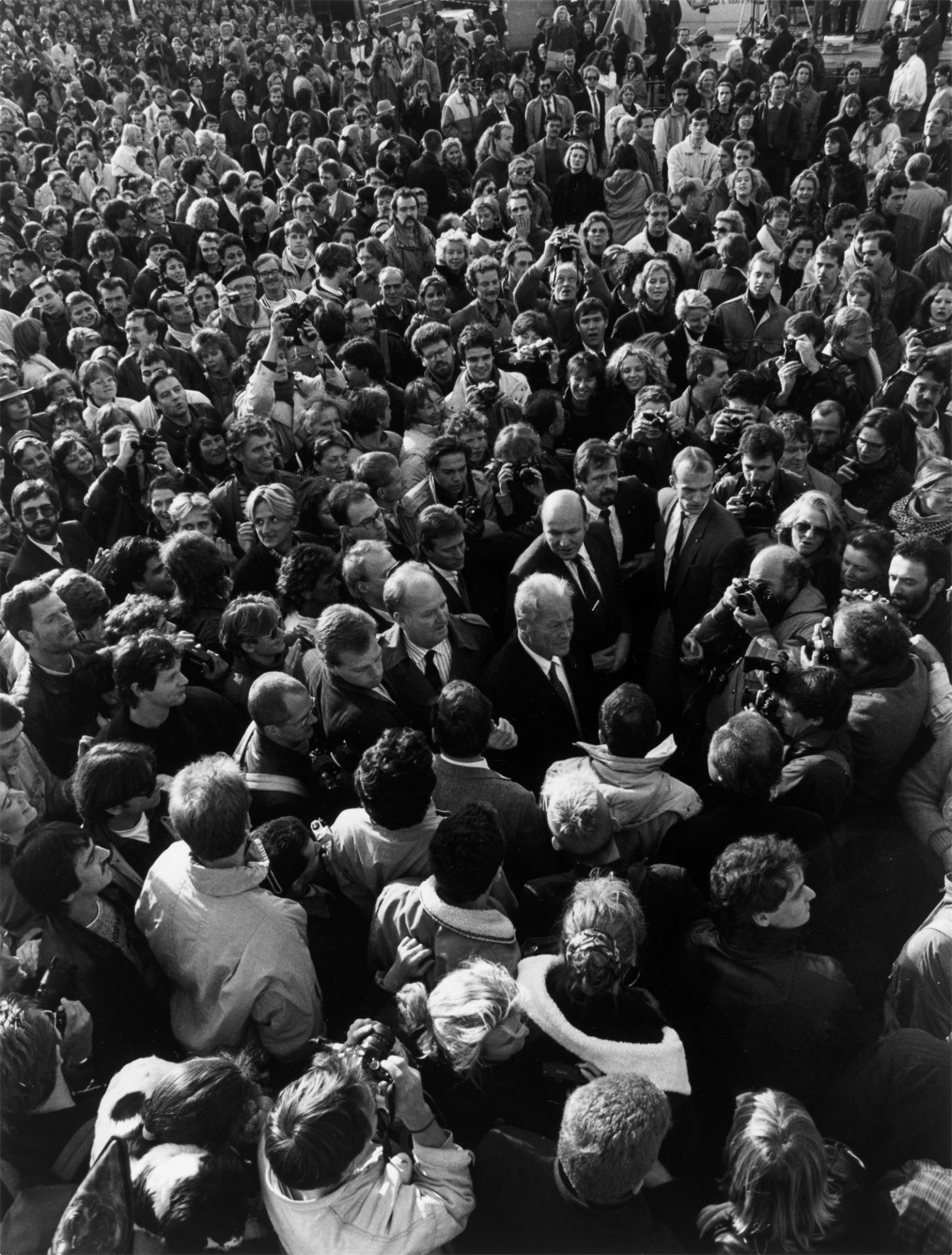 Barbara Klemm. ”Willy Brandt an der Mauer, Berlin 10. Nov.[ember] 1989”.