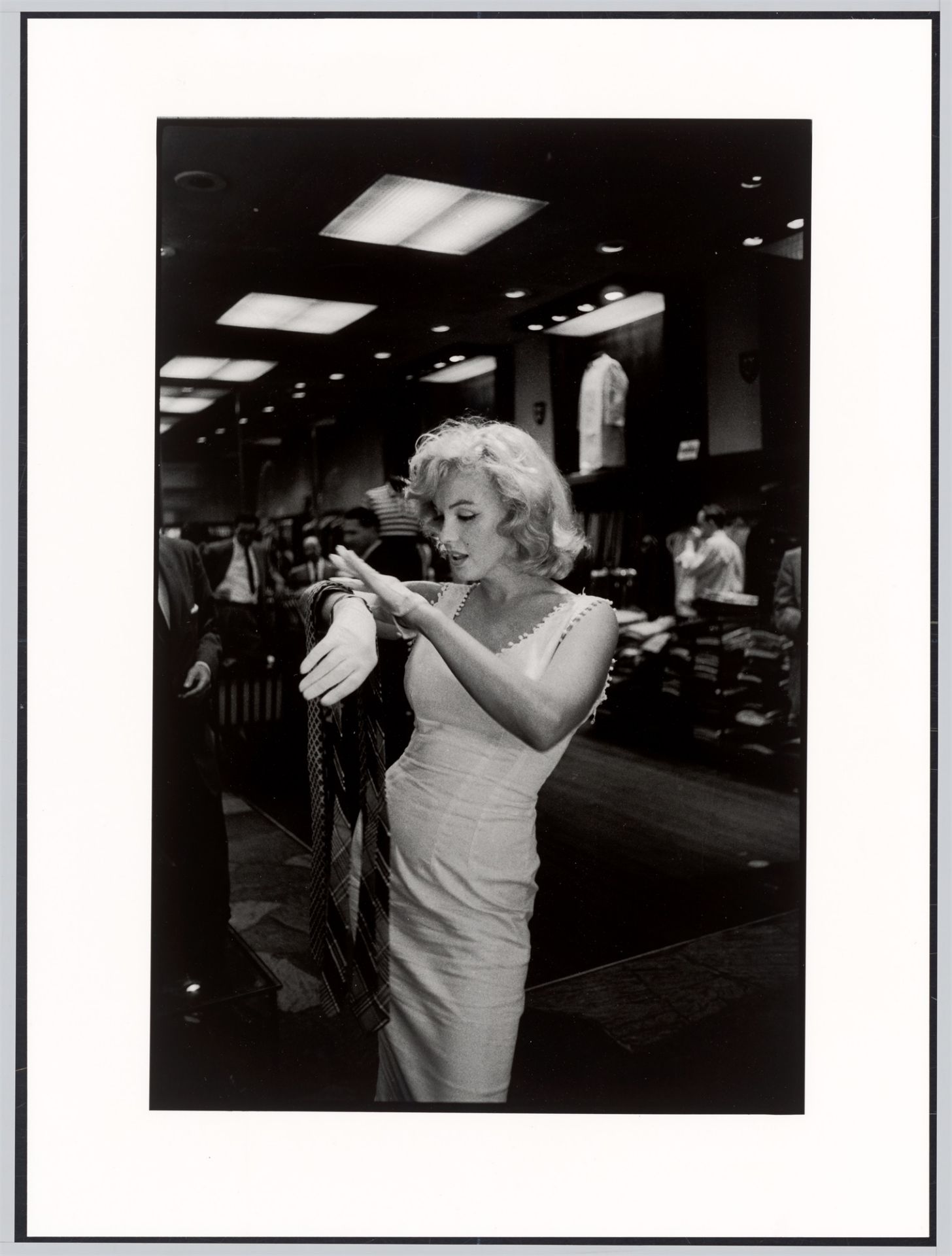 Sam Shaw. Marilyn Monroe shopping on Fifth Avenue, New York. 1957 - Bild 2 aus 4