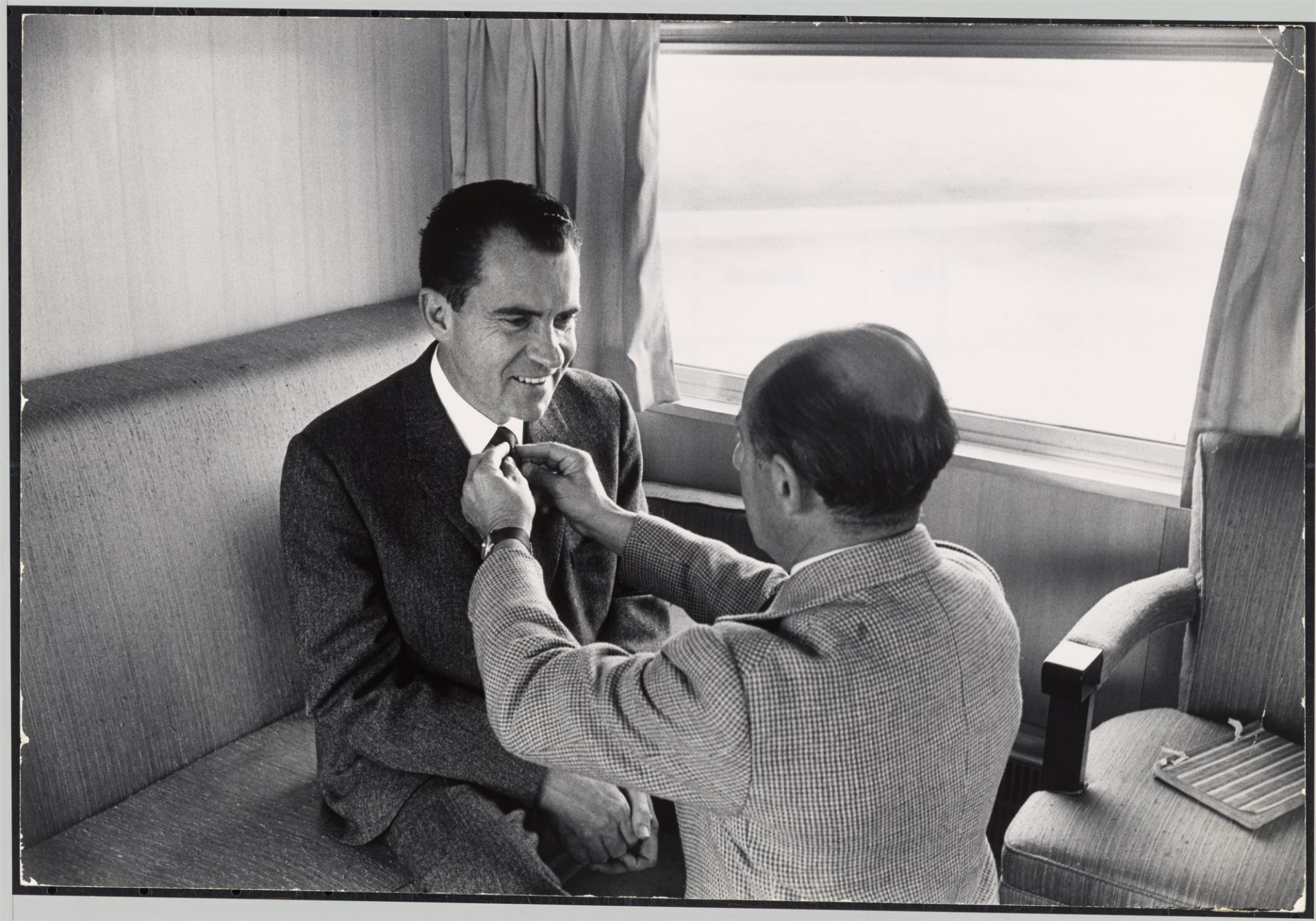 Alfred Eisenstaedt. LIFE photographer Alfred Eisenstaedt adjusting Republican presidential ca…. 1960 - Bild 2 aus 4