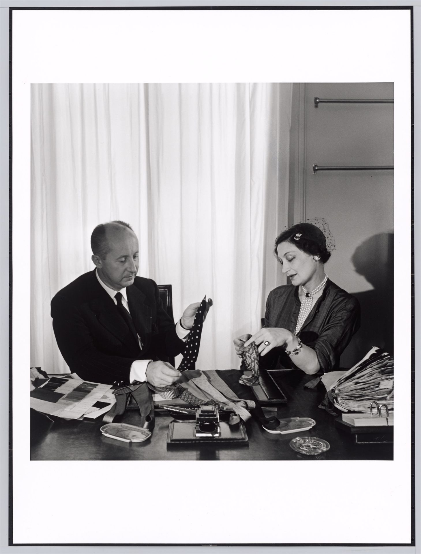 Willy Maywald. Monsieur Dior et Madame Bricard - Le Choix des Cravates. Circa 1950 - Image 2 of 4
