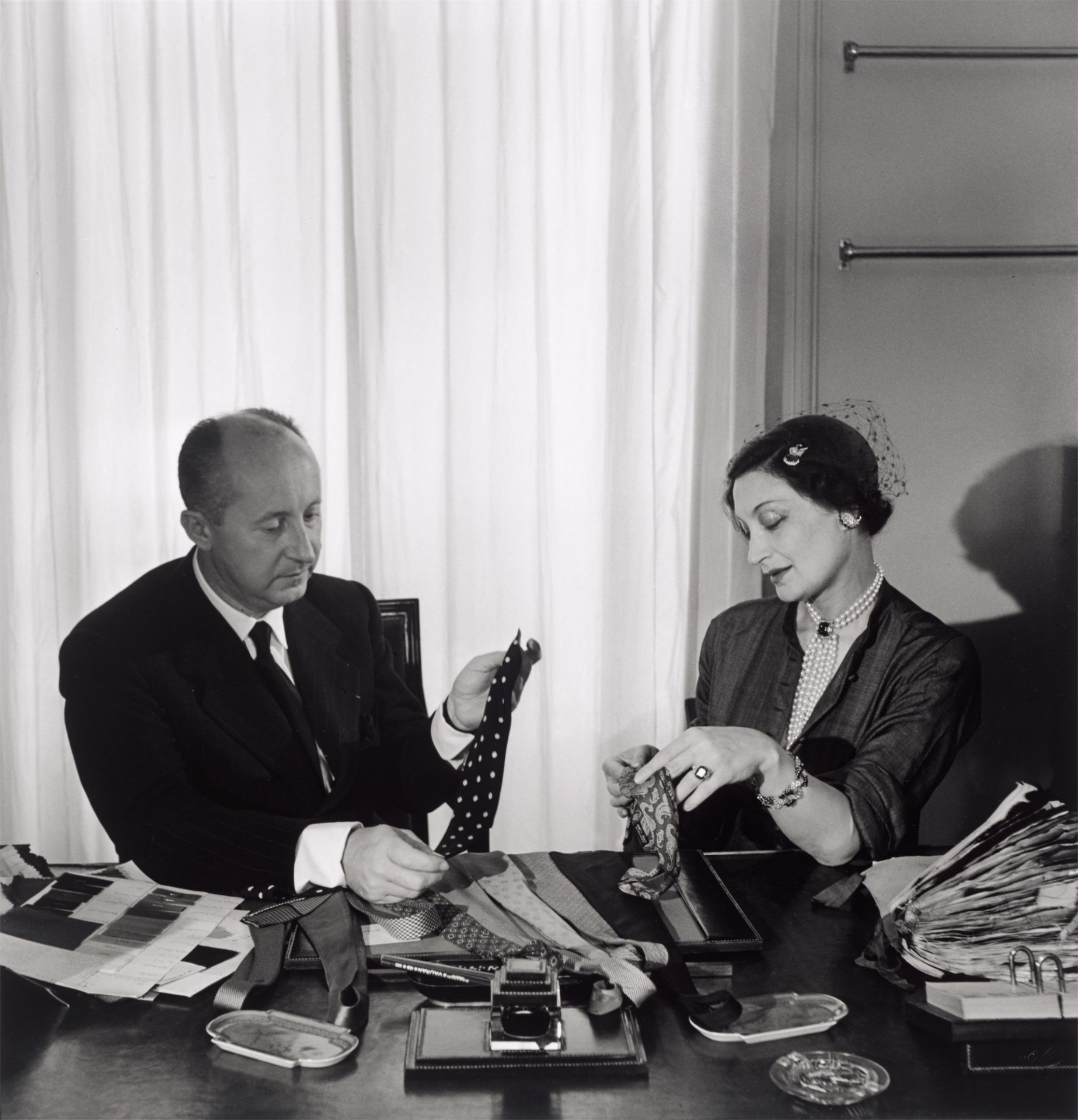 Willy Maywald. Monsieur Dior et Madame Bricard - Le Choix des Cravates. Circa 1950