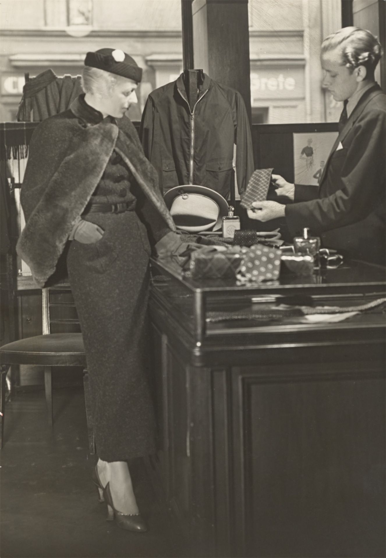 Ewald Hoinkis. Dame beim Herrenausstatter. Um 1934