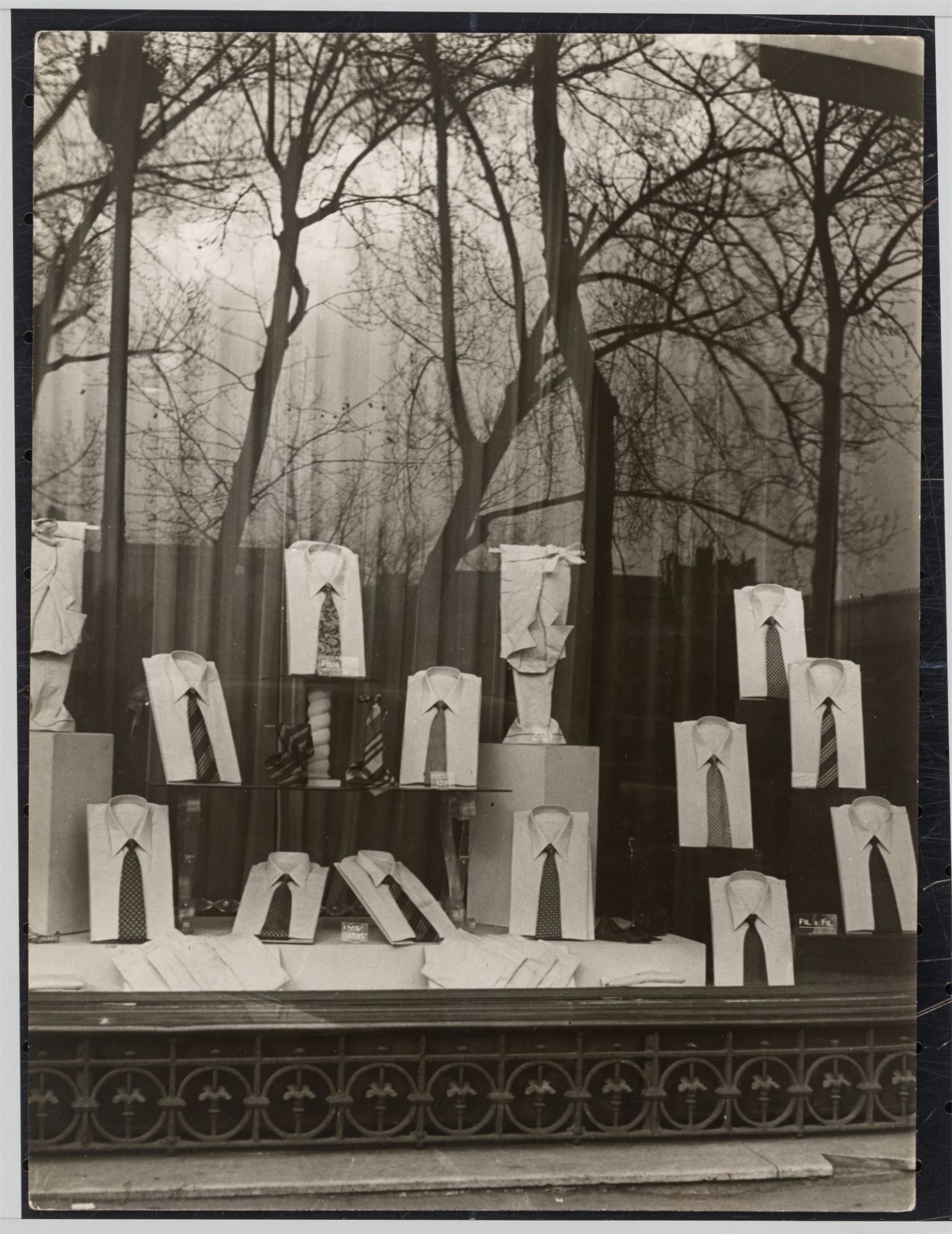 Édouard Boubat. Vitrine. Um 1950 - Bild 2 aus 4