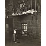 Weegee (d.i. Arthur H. Fellig). Out on Fire Escape. Um 1940