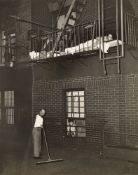 Weegee (d.i. Arthur H. Fellig). Out on Fire Escape. Um 1940