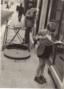 Louis Stettner. „Boy reading Comics, Paris“. 1951