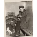 Weegee (d.i. Arthur H. Fellig). „John Wade, Arsonïst, after Police Line-up in Patrol Wagon“. 1937/38