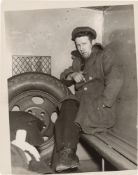 Weegee (d.i. Arthur H. Fellig). „John Wade, Arsonïst, after Police Line-up in Patrol Wagon“. 1937/38